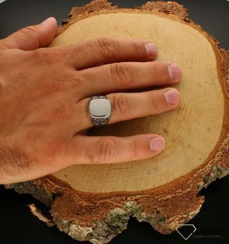 Pierścionek srebrny gładki 925 sygnet z ozdobnym tłoczeniem  DIA--PRS-400508 AT-925. Wyjątkowy pierścionek wykonany ze srebra, ozdobiony srebrną, gładką, blaszką  i ozdobnym tłoczeniem po bokach. Wiecznie modne wzory, które s (1).jpg
